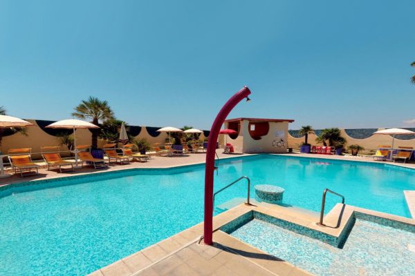 La piscina del villaggio