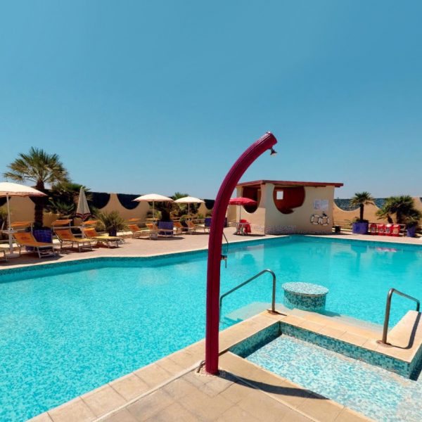 La piscina del villaggio